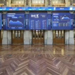 El Ibex cae por debajo de 15.000 puntos en la media sesión, a la espera de noticias desde Francia