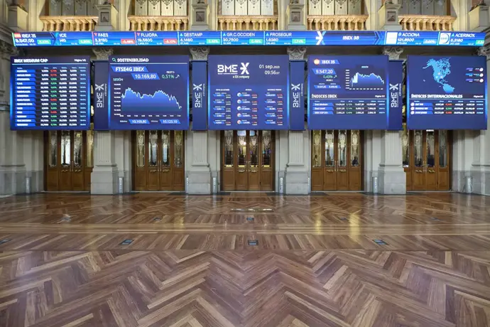 El Ibex cae por debajo de 15.000 puntos en la media sesión, a la espera de noticias desde Francia