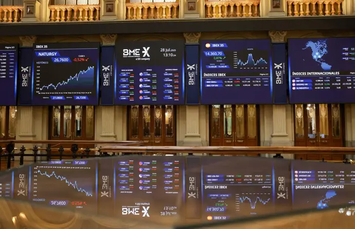 El Ibex 35 avanza un 0,46% en la media sesión y se acerca a los 15.400 puntos