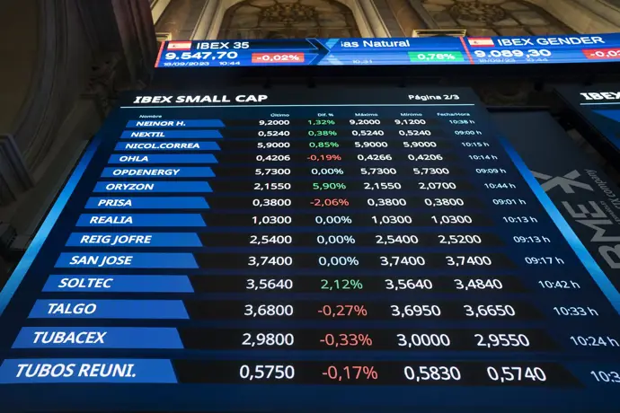 El Ibex 35 no logra mantener los 15.300 y cae un 0,3% en la semana de recortes de tipos de la Fed