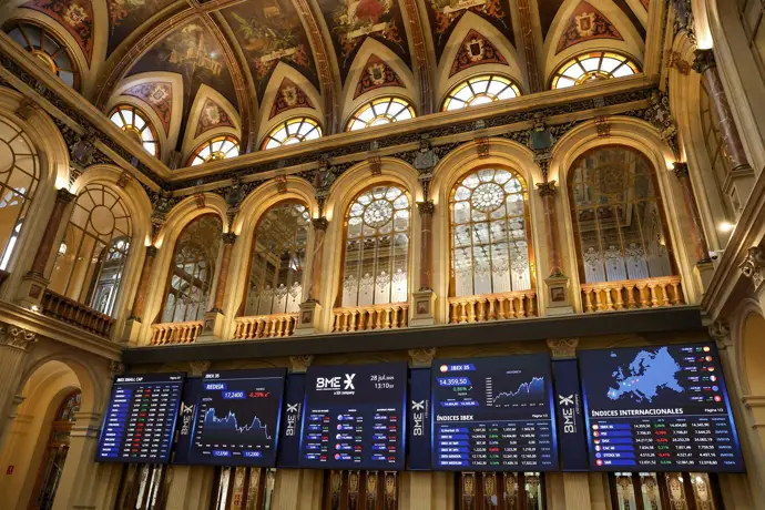 El Ibex 35 baja un 1% y se sitúa en 15.000, con Sabadell al frente de las pérdidas