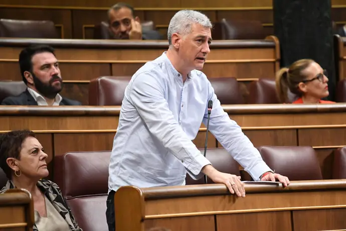 Bildu insta al Gobierno a respaldar su legislación contra la publicidad de pisos turísticos