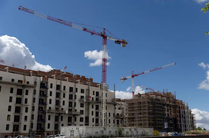 El esfuerzo para adquirir vivienda alcanza niveles de 2007; expertos alertan sobre riesgo de 'burbuja'