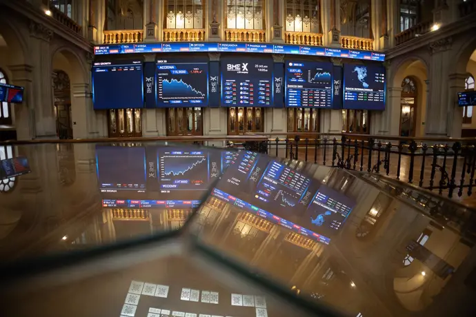 El Ibex 35 cierra con una caída del 0,60% y no consigue mantenerse por encima de los 15.600 puntos