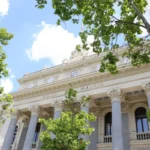 El Ibex 35 pierde un 0,7% en la semana, deteniendo su racha positiva y centrando la atención en la