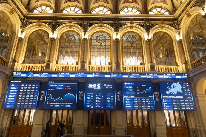 El Ibex 35 culmina la jornada con un aumento del 0,42%, estableciéndose en 15.540 puntos