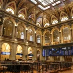 El Ibex 35 avanza cerca del 0,3% y se acerca a los 15.600 puntos al cierre