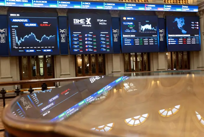 El Ibex 35 baja un 0,10% al finalizar, quedando en 15.570 puntos, con Indra y Puig creciendo un 4%
