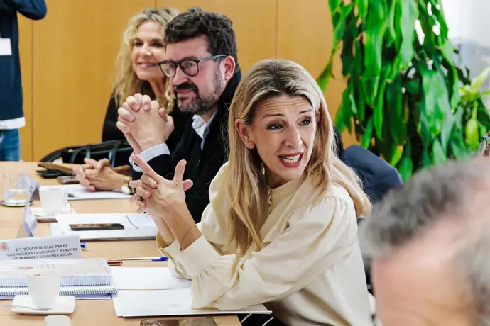 Trabajo se reúne hoy con sindicatos y empresarios para comenzar la reforma del despido en España