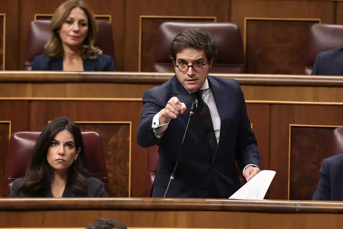 Vox sugiere al Congreso suspender autorizaciones de renovables y destituir a Beatriz Corredor en