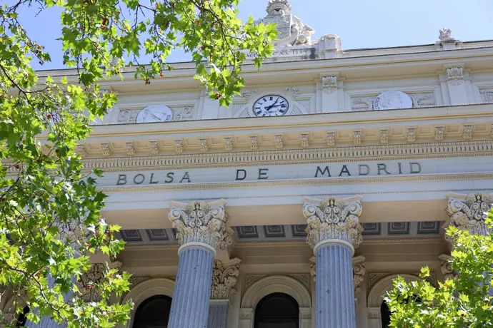 El Ibex 35 supera los 15.800 puntos durante la media sesión