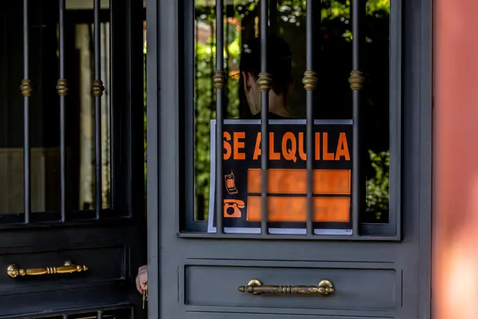 La UE advierte que el alquiler consume el 74% del salario en Madrid y Barcelona, solo superadas por
