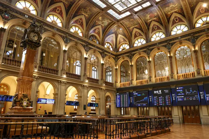El Ibex 35 cierra estable (+0,09%) y se sitúa por encima de los 15.700 puntos pese a la volatilidad