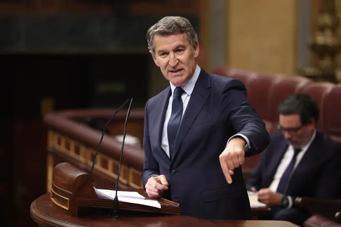 Feijóo critica la gestión de vivienda de Sánchez, transformando España en un país de