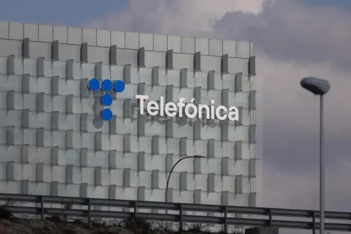 Telefónica enfoca su estrategia en el medio y largo plazo tras caer un 13% en Bolsa por su nuevo