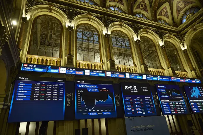 El Ibex 35 retrocede un 0,7% y finaliza por debajo de los 17.000 puntos