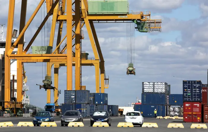El déficit comercial aumenta un 42% hasta noviembre, mientras las exportaciones crecen levemente