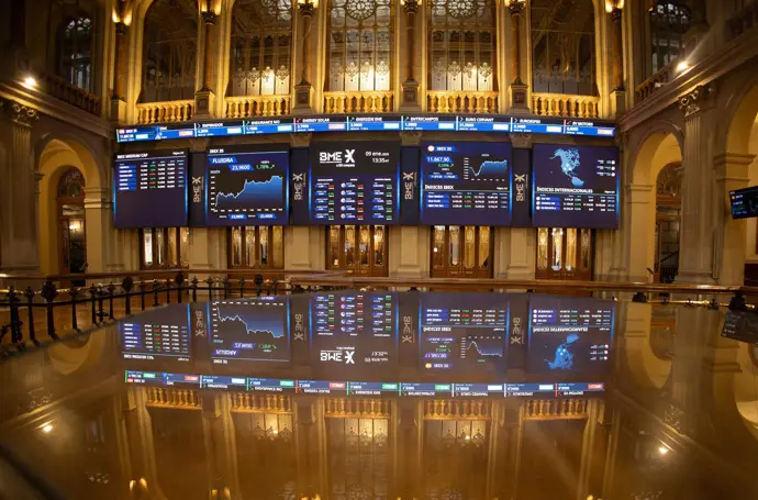 El Ibex cae casi un 2% al cierre, situándose en 17.700, influido por BBVA que se deja un 8%