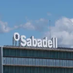 Banco Sabadell encabeza las alzas del Ibex 35 (+3%) tras iniciar su recompra de hasta 435 millones