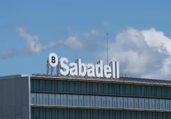 Banco Sabadell encabeza las alzas del Ibex 35 (+3%) tras iniciar su recompra de hasta 435 millones