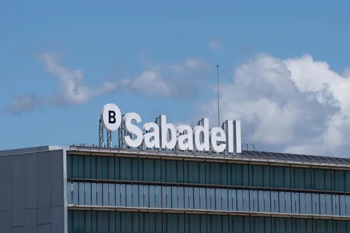 Banco Sabadell encabeza las alzas del Ibex 35 (+3%) tras iniciar su recompra de hasta 435 millones