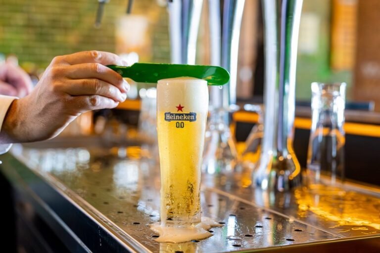 Heineken planea reducir hasta 6.000 puestos tras disminuir sus ventas en 2025