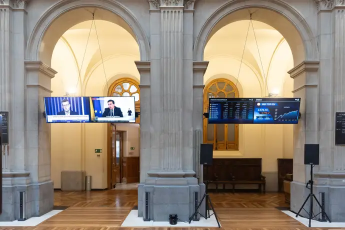 El Ibex 35 cae un 1,5% semanal y se aleja de los 17.700 puntos