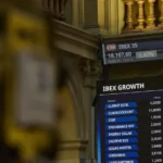 El Ibex 35 comienza la semana con un aumento del 1%, situándose cerca de los 17.850 puntos