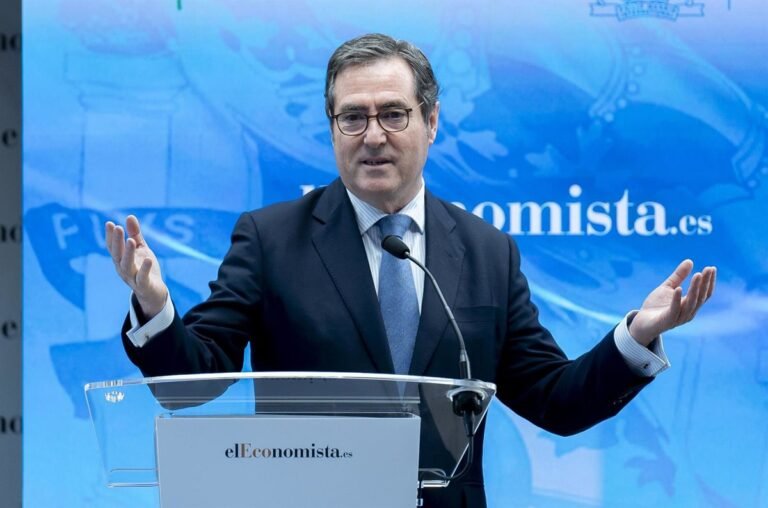 Garamendi (CEOE) sobre Díaz: "Yo nunca afirmé que cobraría tres veces el SMI, eso lo dijo ella