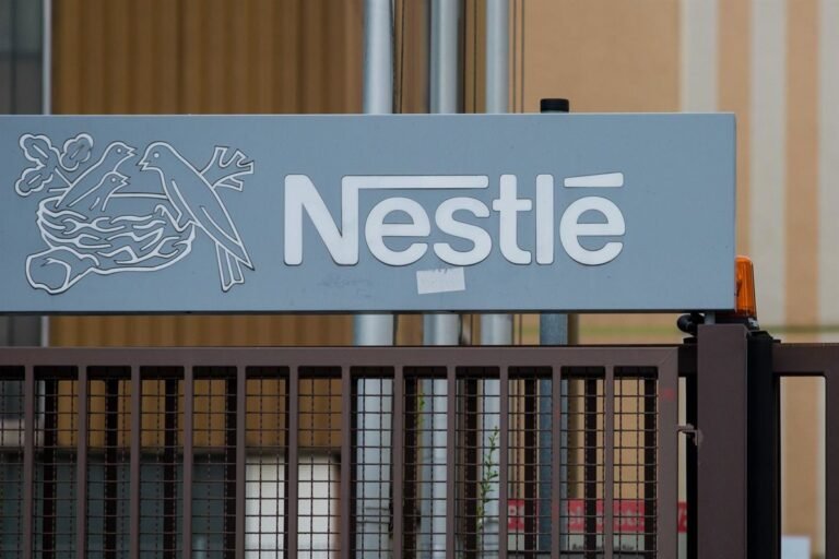 Nestlé reporta una caída del 17% en ganancias de 2025 y concluye la venta de helados a Froneri