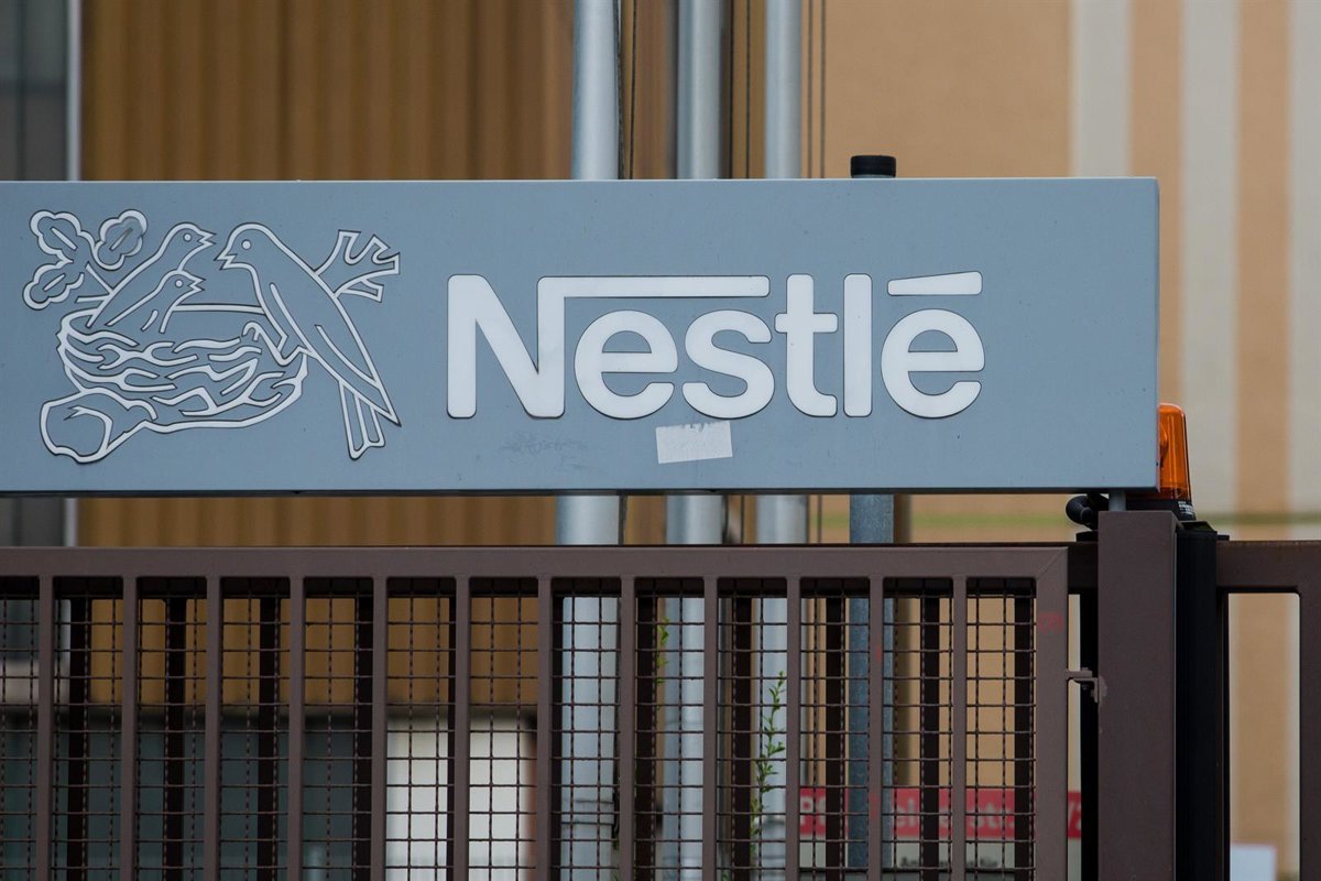Nestlé reporta una caída del 17% en ganancias de 2025 y concluye la venta de helados a Froneri