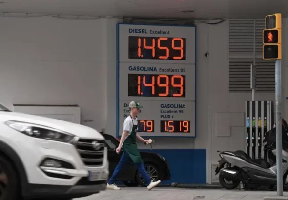 El precio del barril de petróleo alcanza los 100 dólares por primera vez en años