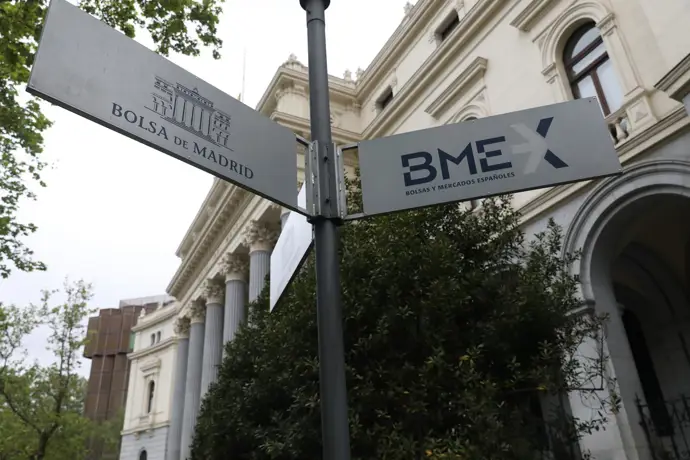 El Ibex avanza un 3,05% y se acerca a los 17.500 puntos, mientras el petróleo ronda los 90 dólares