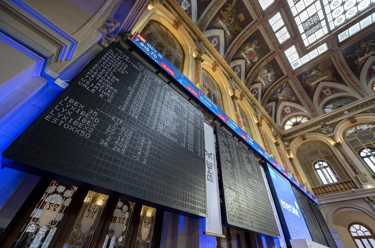 El Ibex 35 se mantiene en 17.100 tras un aumento del 1,42%, mientras el petróleo disminuye