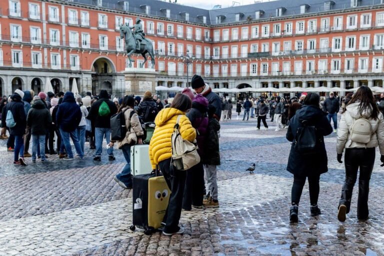 España atrajo 10,7 millones de turistas extranjeros hasta febrero, con un gasto histórico de