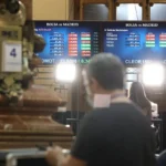 El Ibex 35 se aferra a los 18.100 puntos (-0,15%) por la inestabilidad del alto el fuego entre EEUU