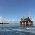 El petróleo sube un 7% y supera los 100 dólares tras anuncio de bloqueo en Ormuz por parte de