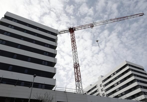 La actividad en el sector de la construcción cae un 10,3% en febrero, según datos del INE