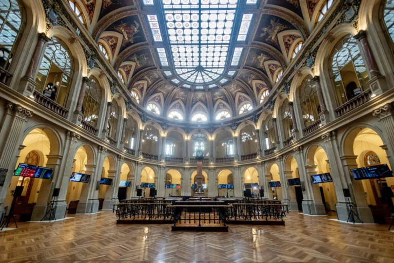 El Ibex 35 cierra estable (+0,01%) cerca de los 17.700 puntos, con el petróleo a 108 dólares