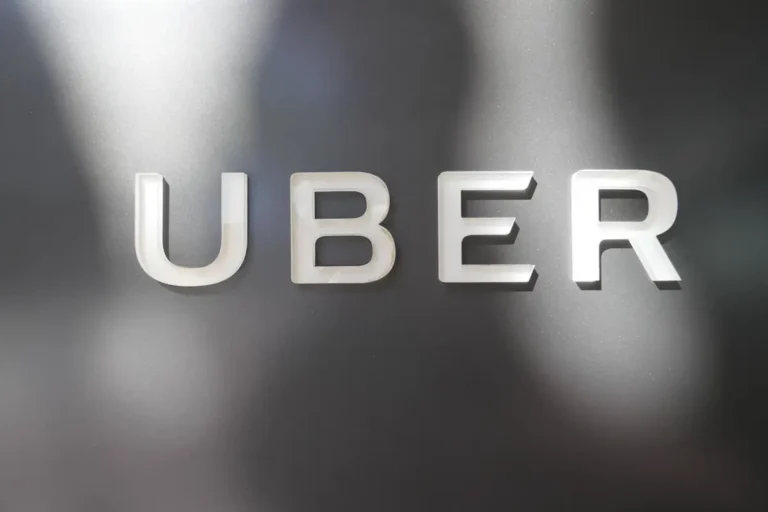 Santander establece un convenio con Uber para financiar flotas en Europa con 1.000 millones