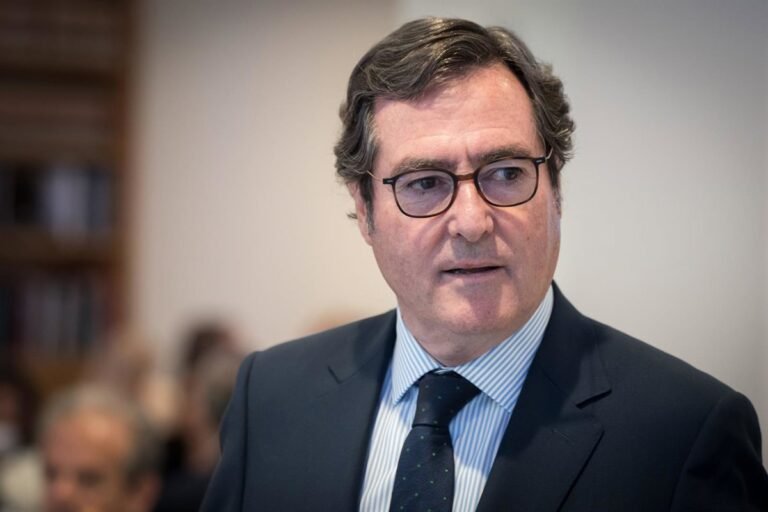 Garamendi califica de "sorprendente" que con más empleo se gaste "más que nunca" en desempleo